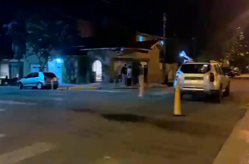 Impacto entre auto y moto dejó a un conductor con múltiples golpes en el HIGA