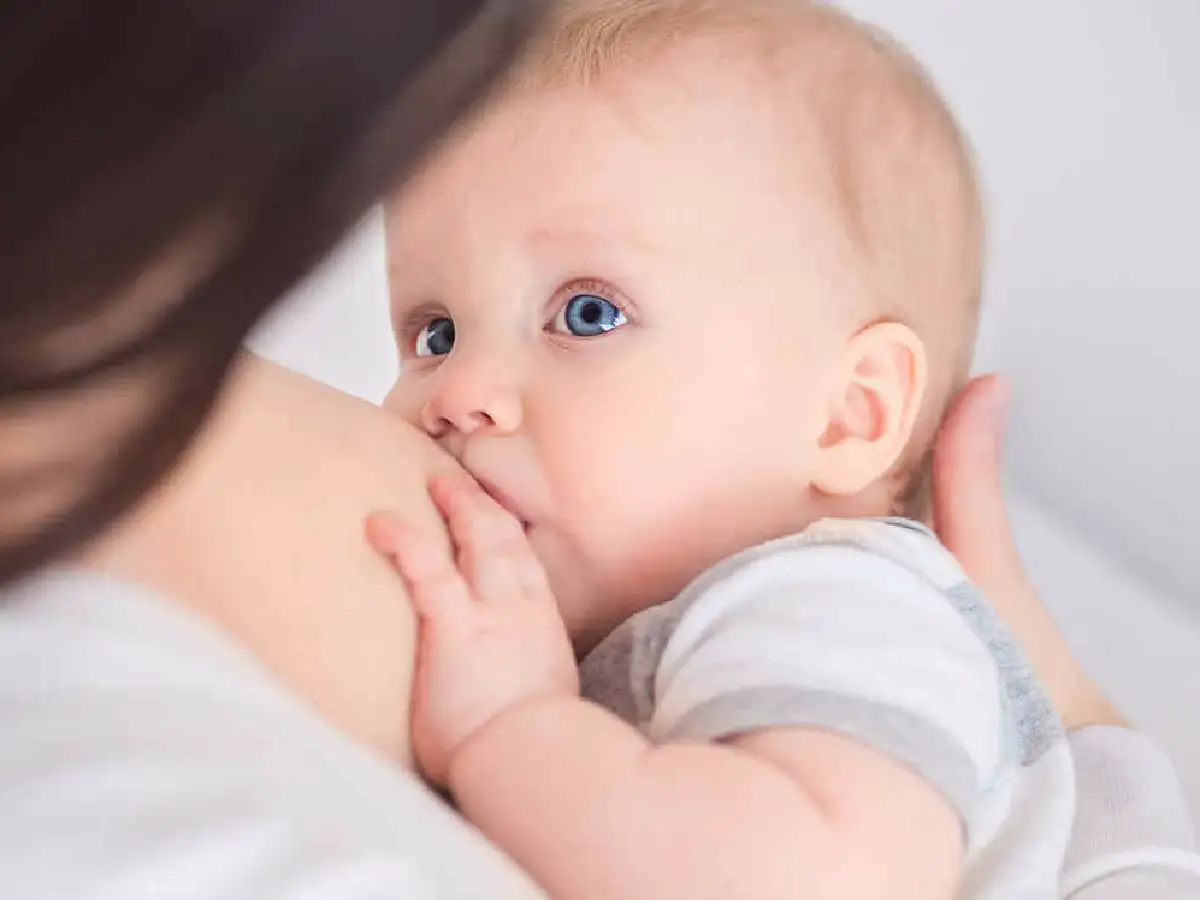 Qué hacer si el bebé  se atraganta tomando la teta o la mamadera