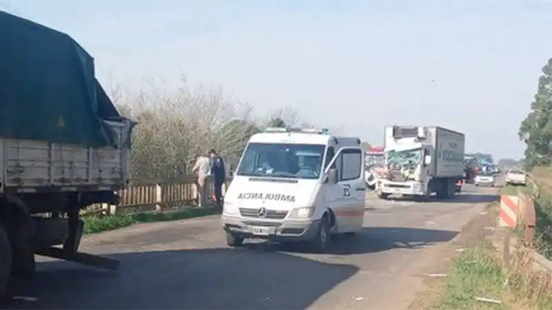 Choque violento entre dos camiones cargados