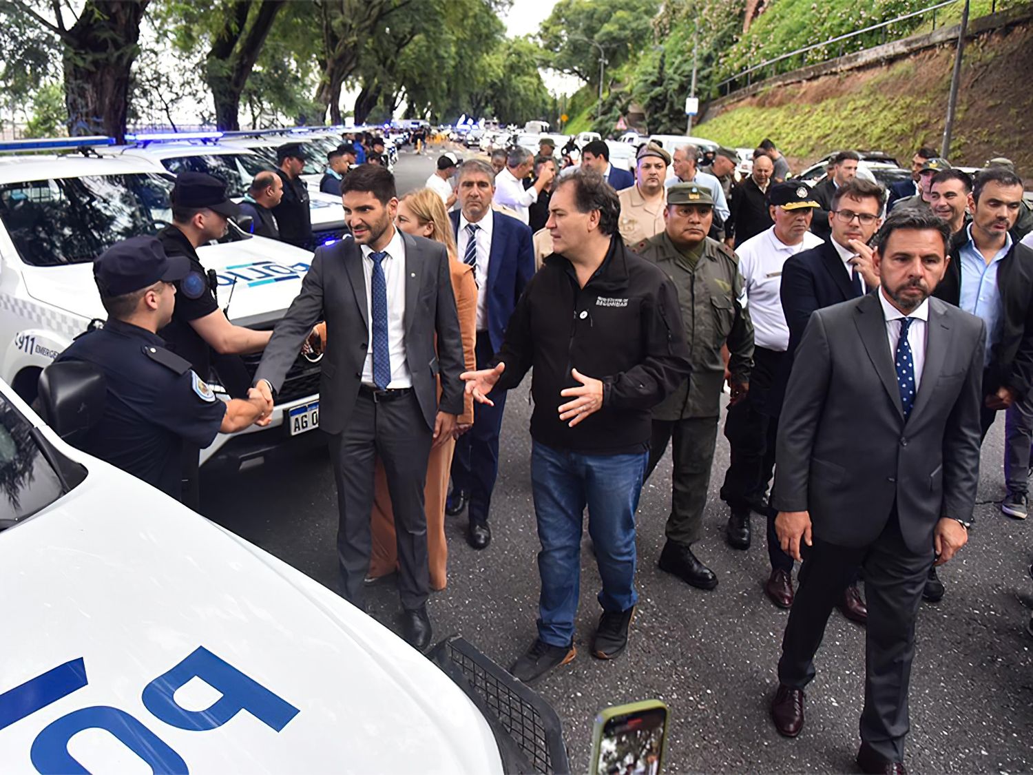 Maximiliano Pullaro y Javier Alonso recorren la fila de patrulleros enviados por la provincia de Buenos Aires.