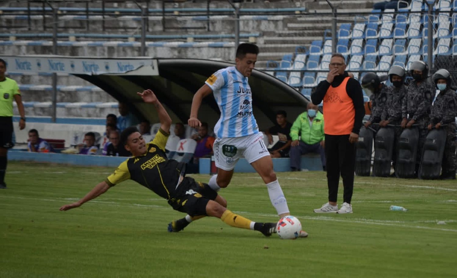 El polémico penal con el que Gimnasia de Jujuy superó a Santamarina