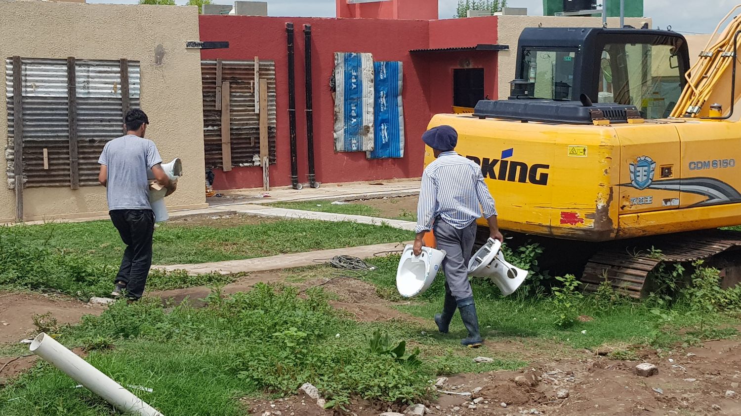 84 viviendas: preadjudicatarios reciben sanitarios para instalar en los baños
