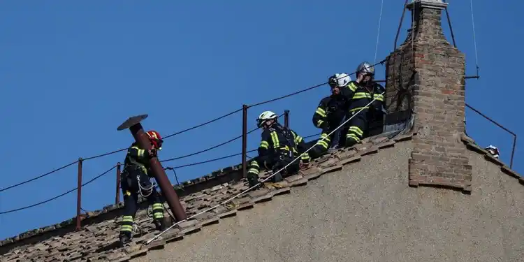 Trabajadores del Vaticano colocan chimenea