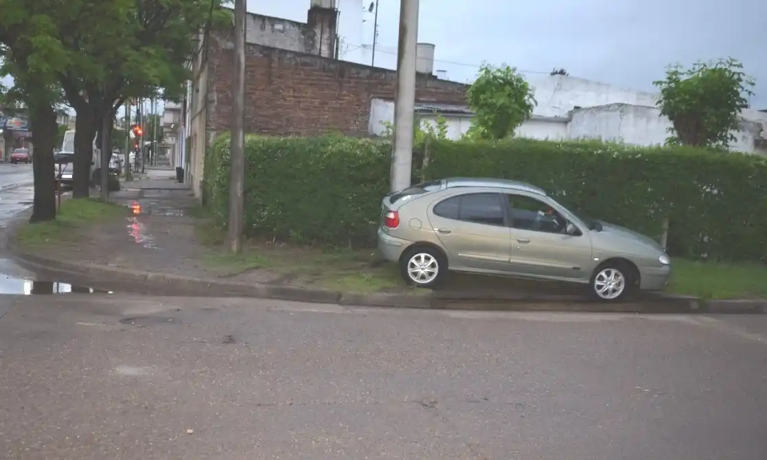 Borracho al volante trató de escapar de la Policía y chocó un poste