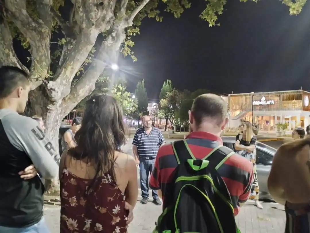 Se realizó la primera caminata peripatética y charla histórica del año