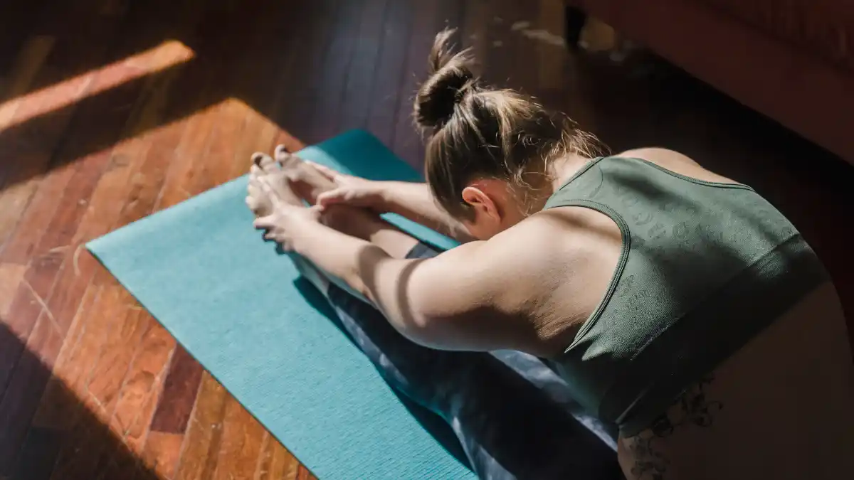 El estiramiento dinámico de cadena posterior es un ejercicio clave que mejora la flexibilidad/ DeporteGlam