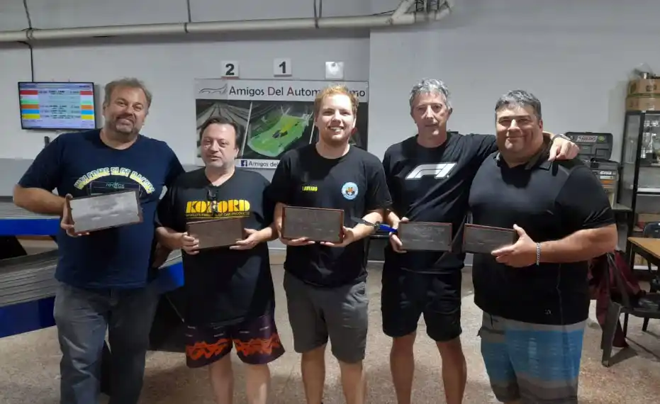 De izquierda a derecha, Mauro Carreira , campeón en G12 de Automodelismo y Luis Brescia, subcampeón. Lautaro Etcheto, de Luján dueño en Categoría Blindado junto a los necochenses Nicolás Valencia y Miguel Rudolph (h)