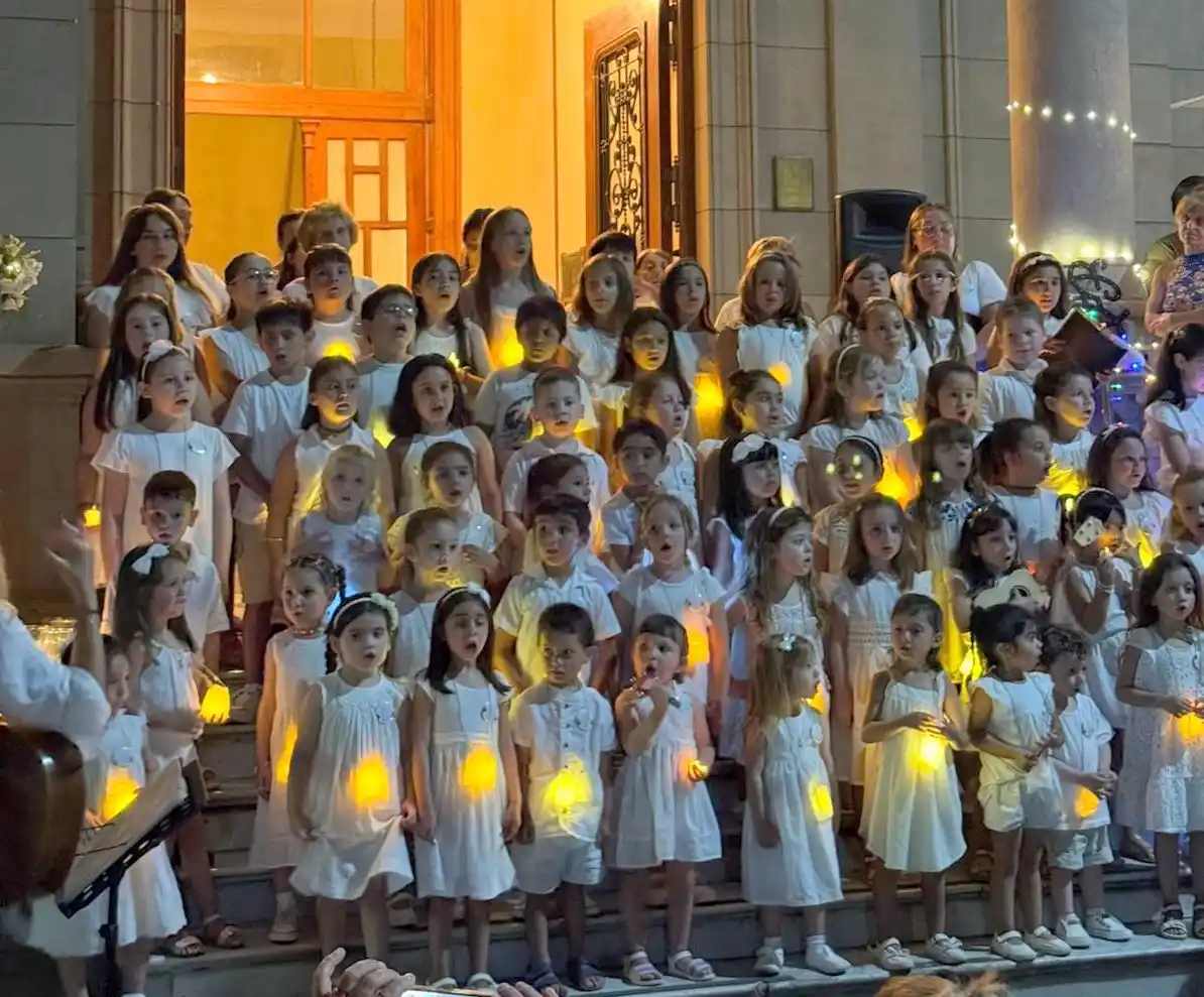 Cantata de los niños de En son de paz en las escalinatas del Club Social-