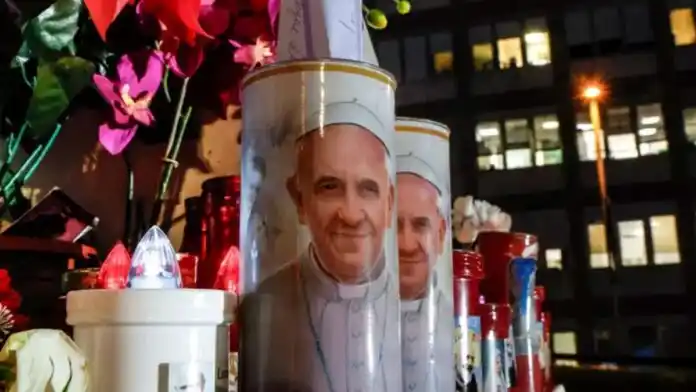 El papa Francisco presentó una "ligera mejoría" y permanece "estable"