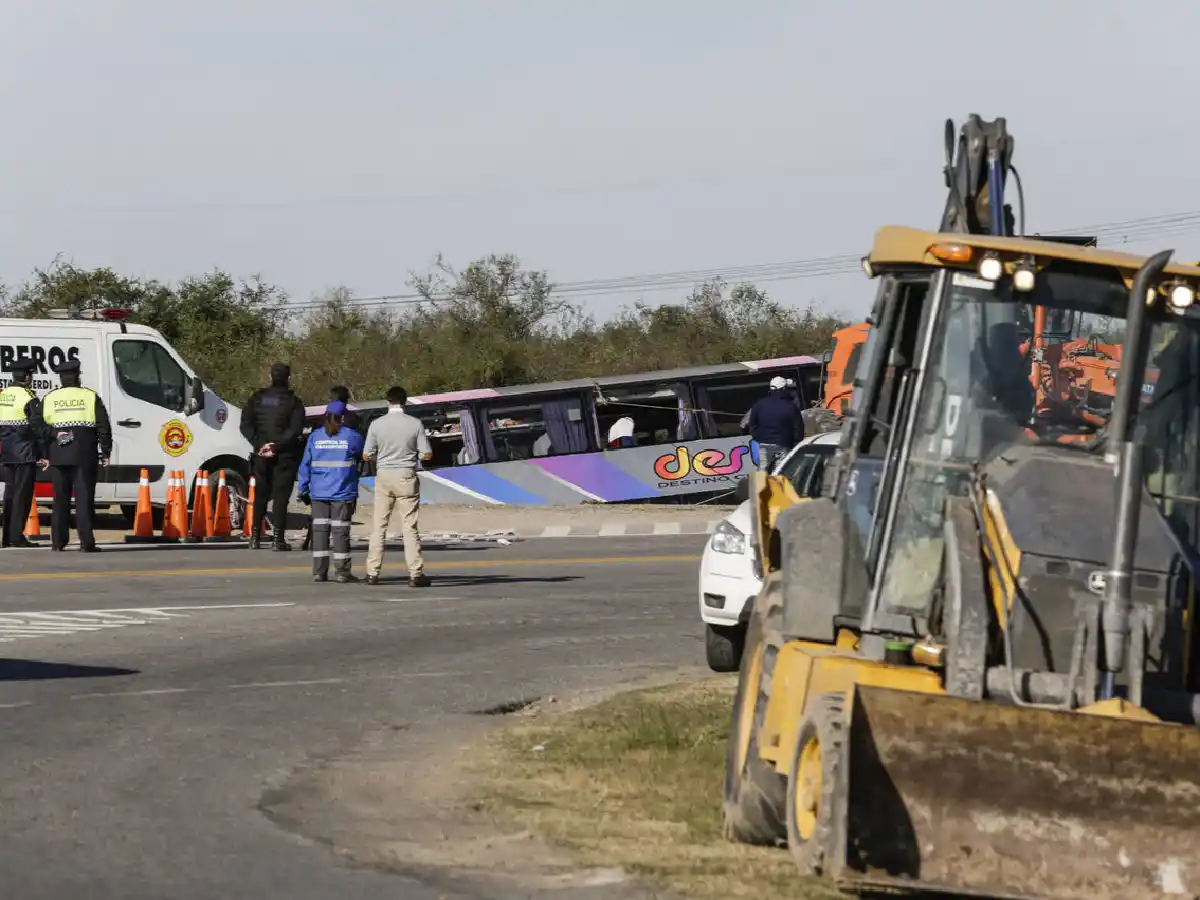 Detuvieron a los dos choferes del colectivo que volcó
