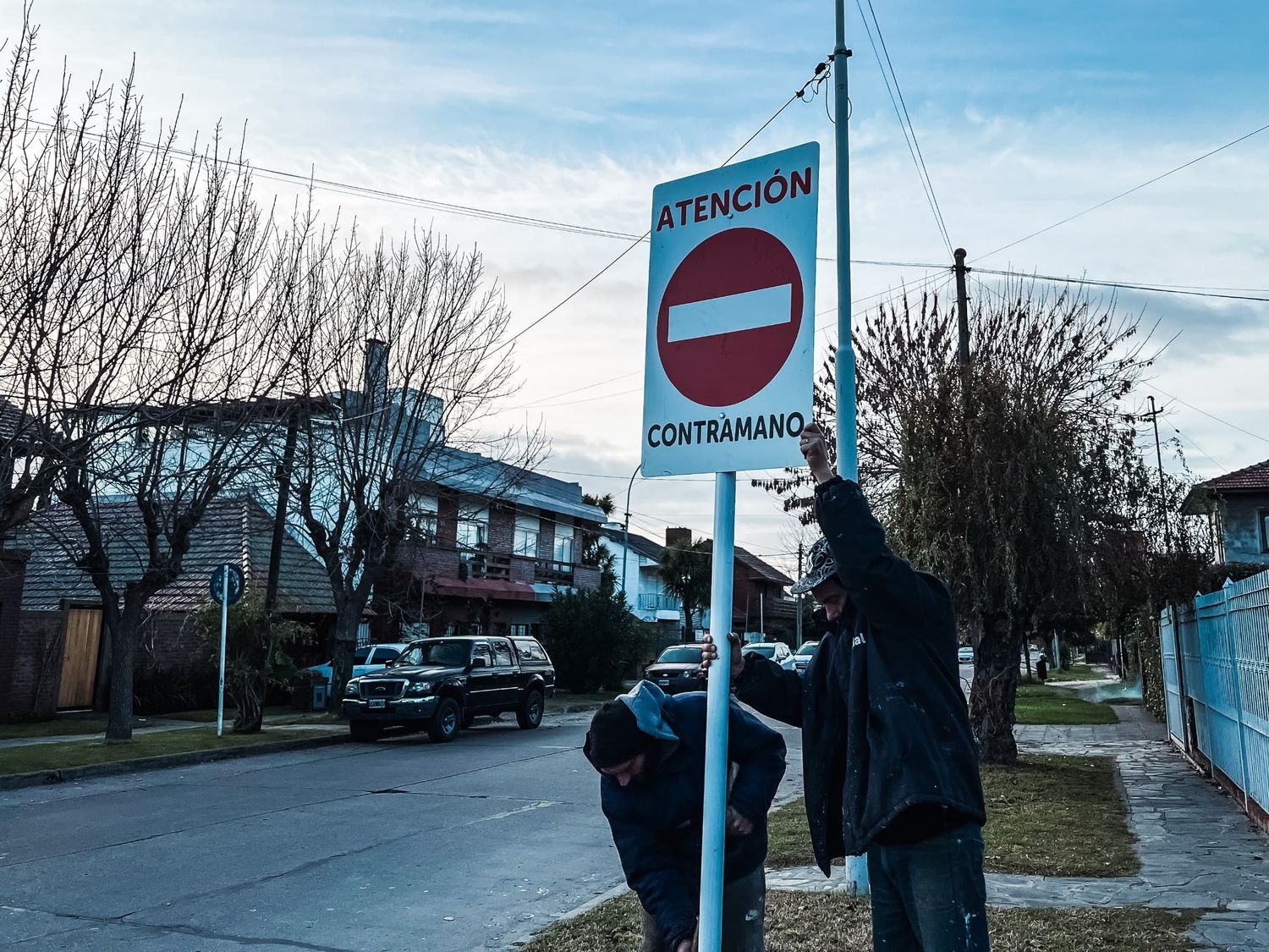 Cambio de sentido de una calle impacta en los barrios Los Pinares y Villa Primera, y afecta a dos líneas de colectivo