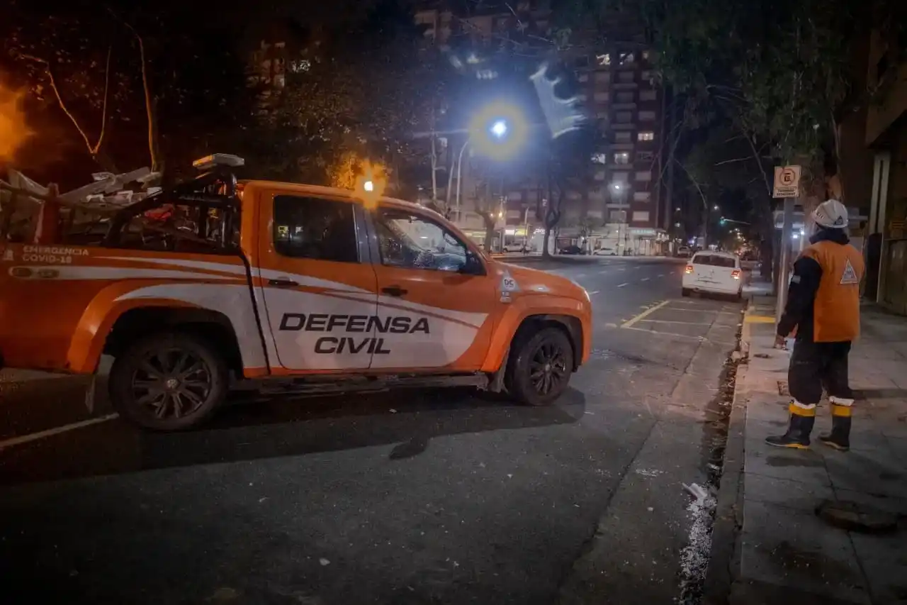 Defensa Civil tuvo alta demanda durante la madrugada a causa del temporal de viento y lluvia que azota la ciudad.