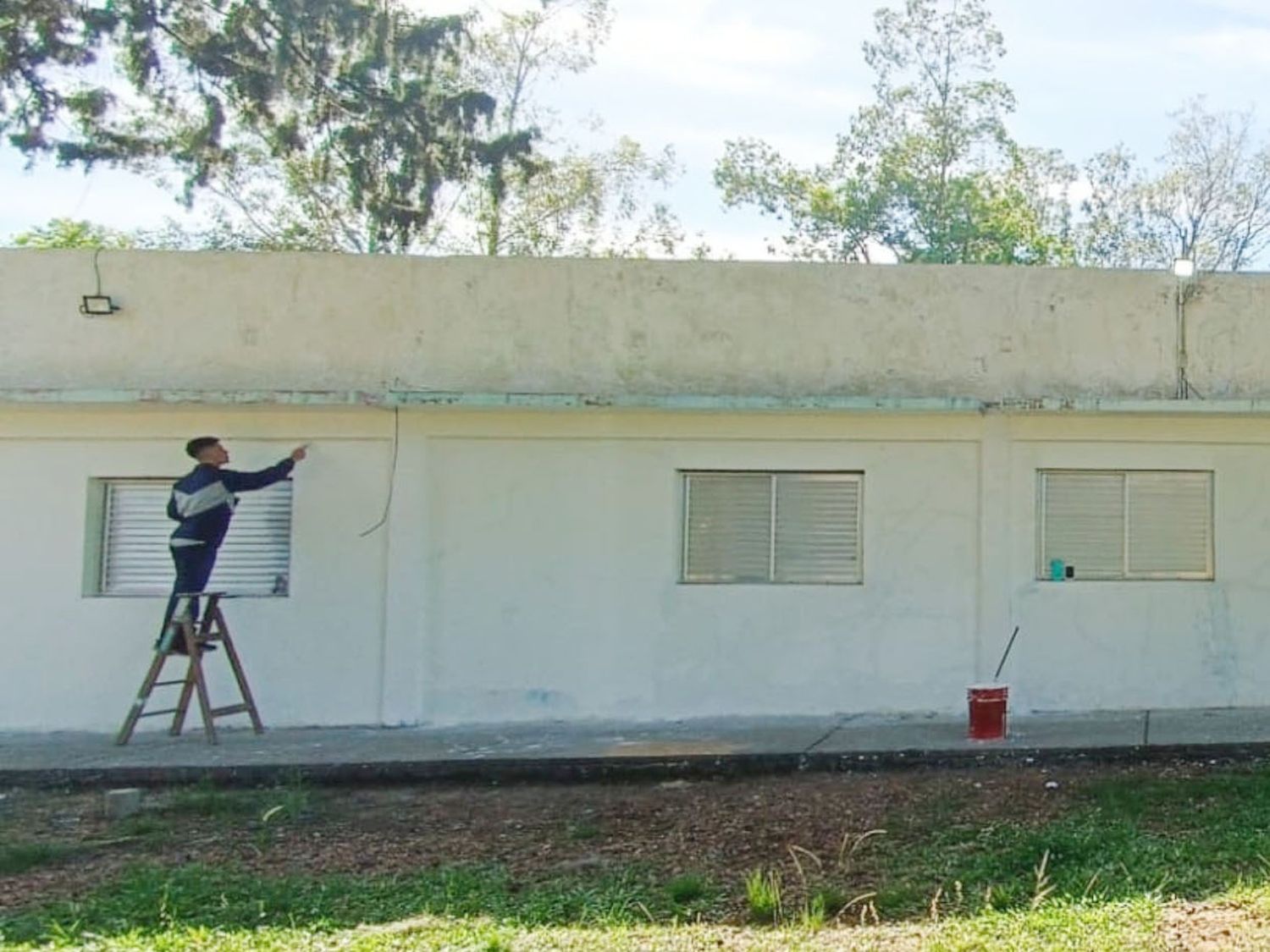 Regimiento colabora en el mantenimiento y reparación de escuelas