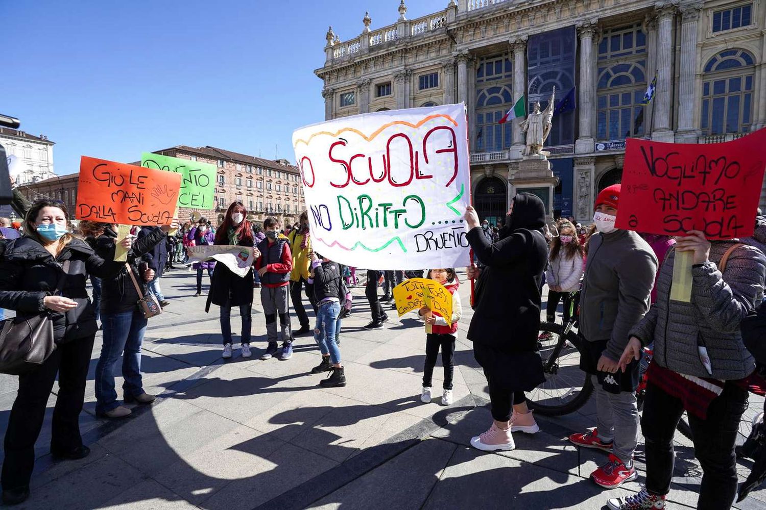 Protestas en Italia contra el cierre de escuelas