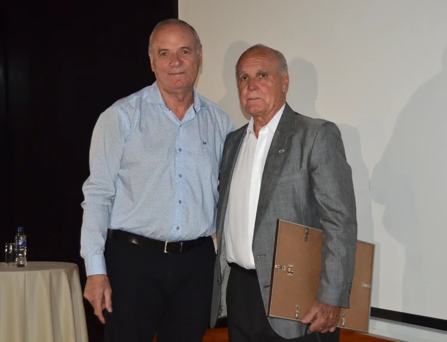 EL intendente Norberto "Tito" Gizzi junto al veterano de Malvinas José César "El Chaca" Arca.