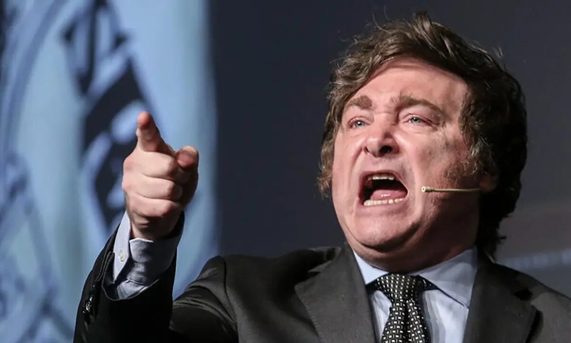Milei dijo que Alfonsín fue impulsor de “un golpe de Estado” y la UCR reaccionó