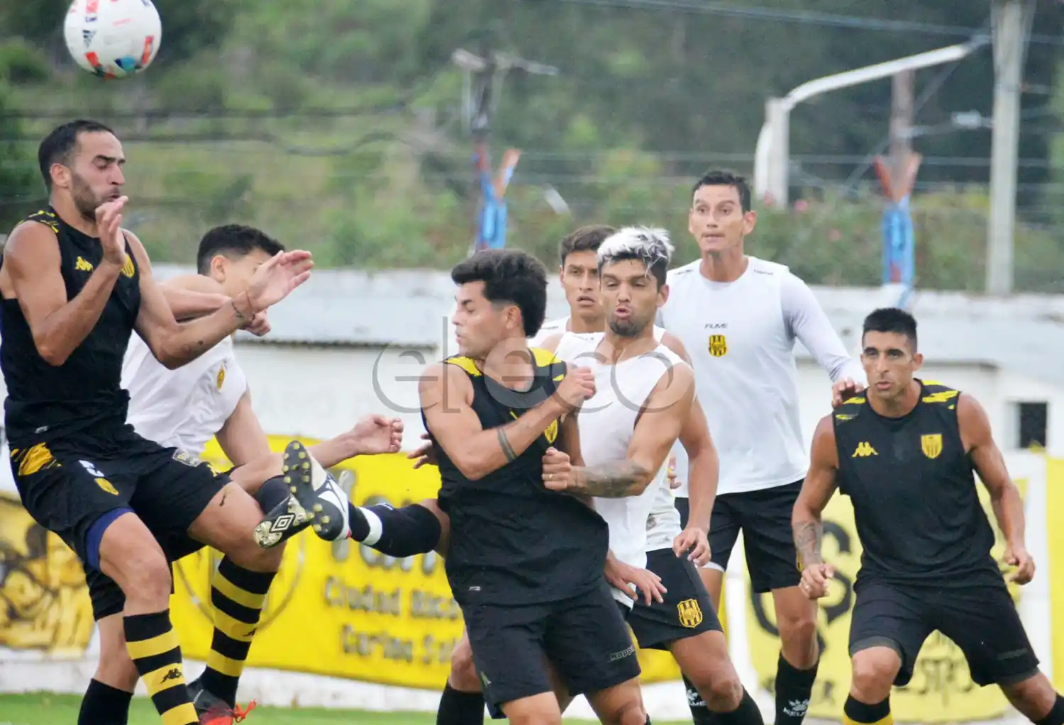 Osinaga, Brun y Jara; buscando en ataque.
