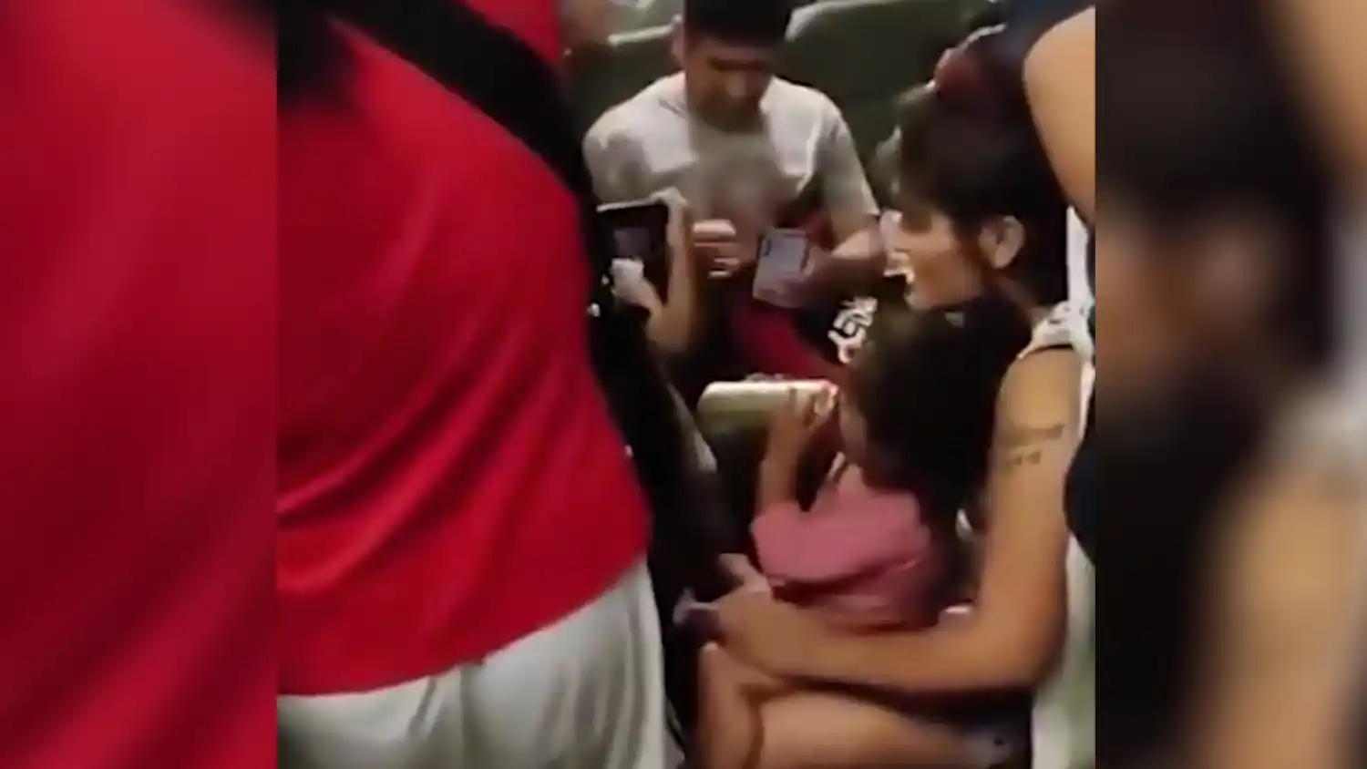 Los organismos intentan identificar a la mujer y a la niña.