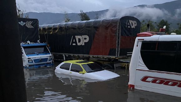 LLUVIAS TORRENCIALES azotaron BOGOTÁ: casi 2.000 personas evacuadas y 180 vehículos afectados