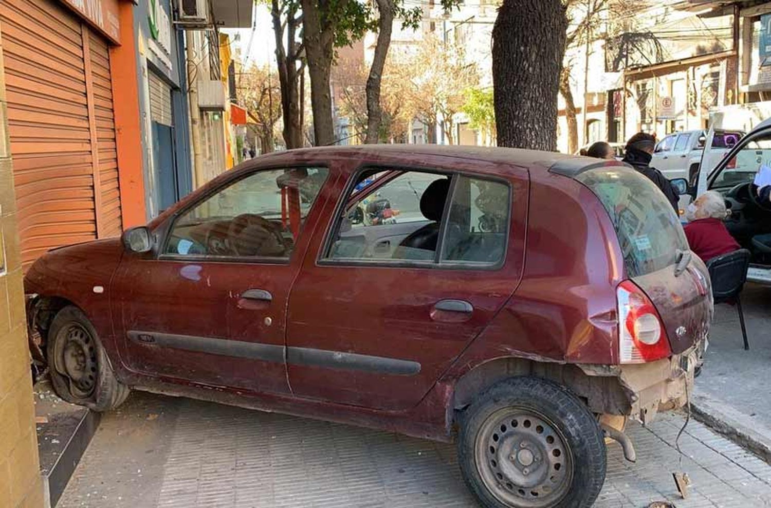 Perdió el control y chocó contra un comercio cerrado: dos personas resultaron heridas