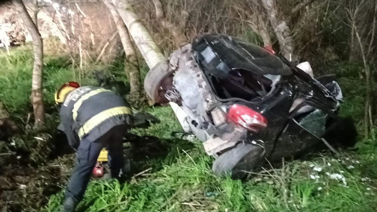 Grave accidente en Ruta 88: un hombre perdió la vida tras colisionar su vehículo ontra un poste