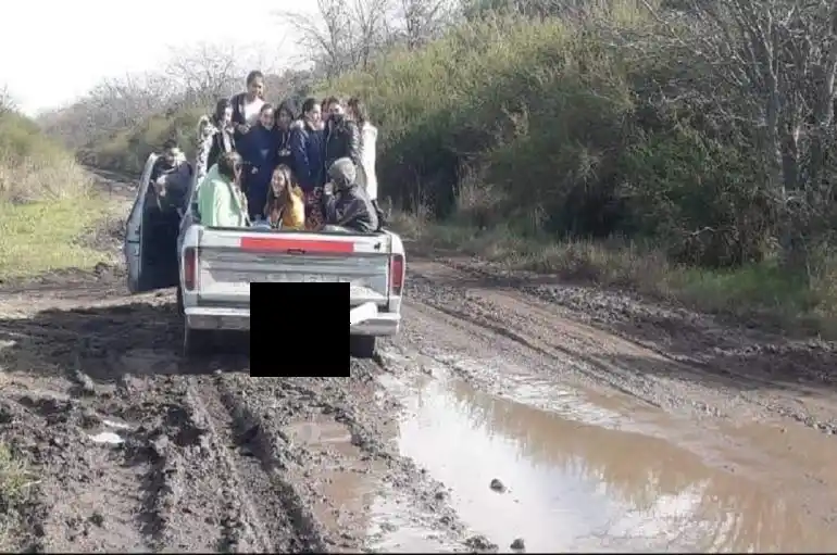 De a 15 en una camioneta: Alumnos de Gualeguaychú viajan amontonados para poder ir a clases