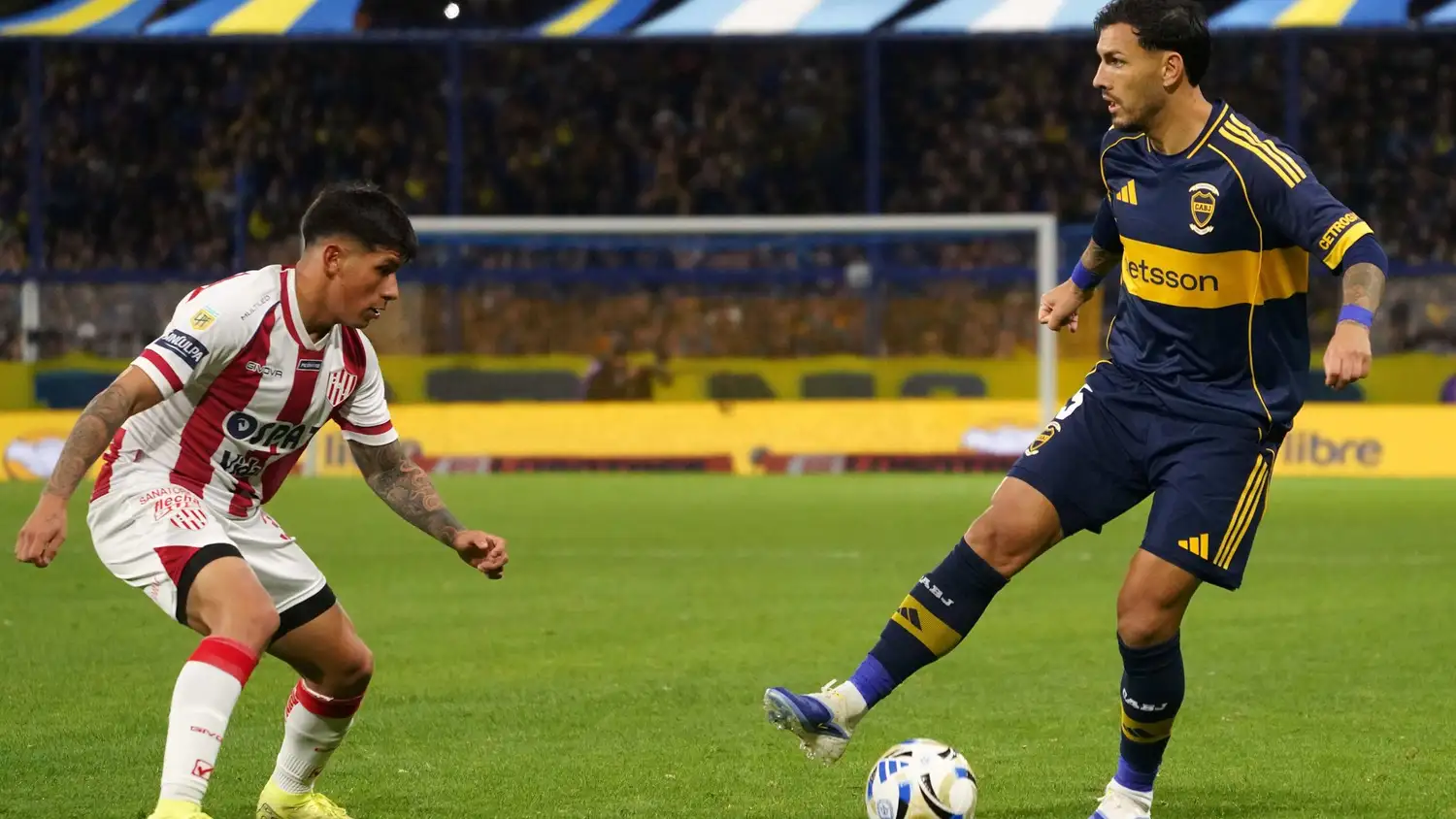 Paredes controla la pelota ante la marca de Vargas.