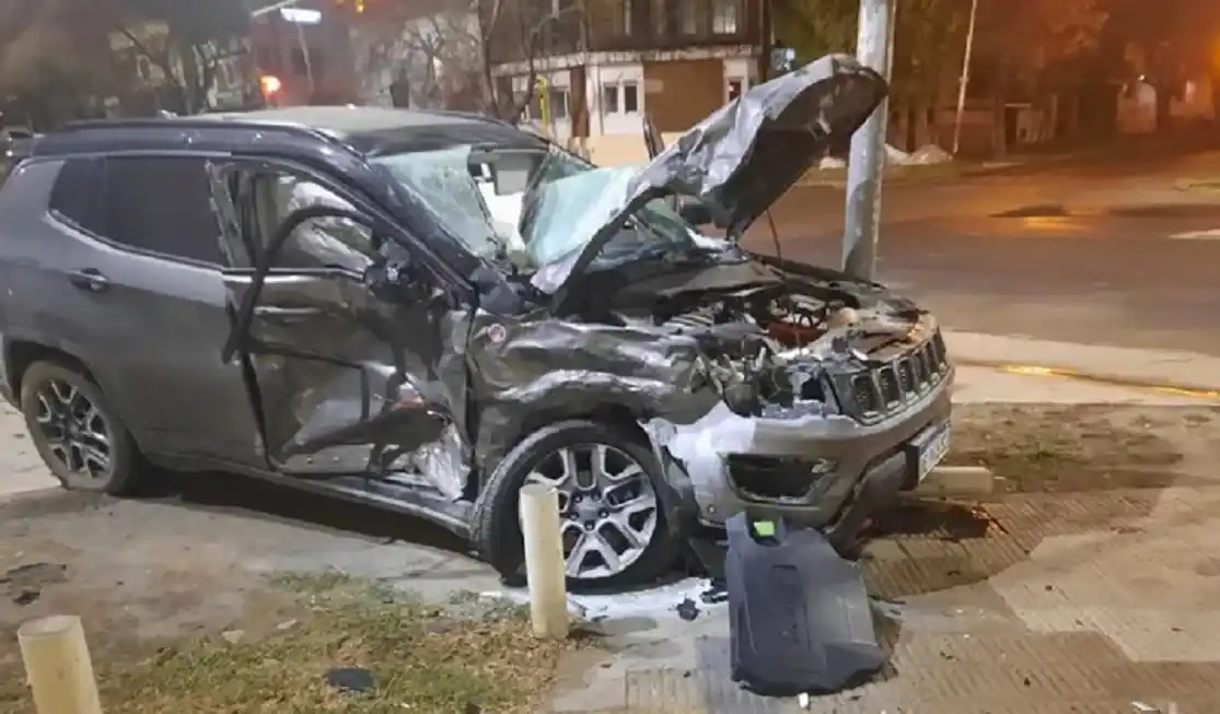 Violento choque entre dos camionetas: un conductor fue hospitalizado