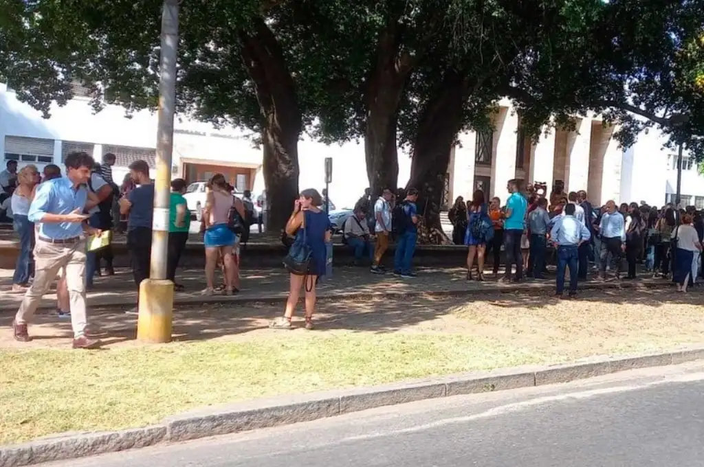 Mientras se realizaba el operativo preventivo, aquellos que estaban dentro del edificio fueron evacuados.
