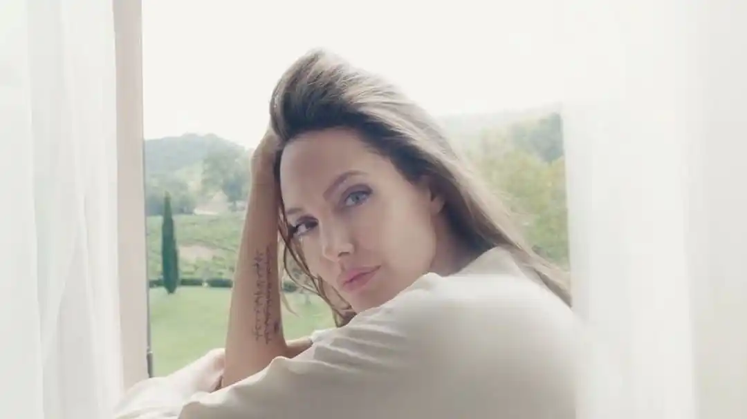 Angelina Jolie se hizo otro tatuaje infartante