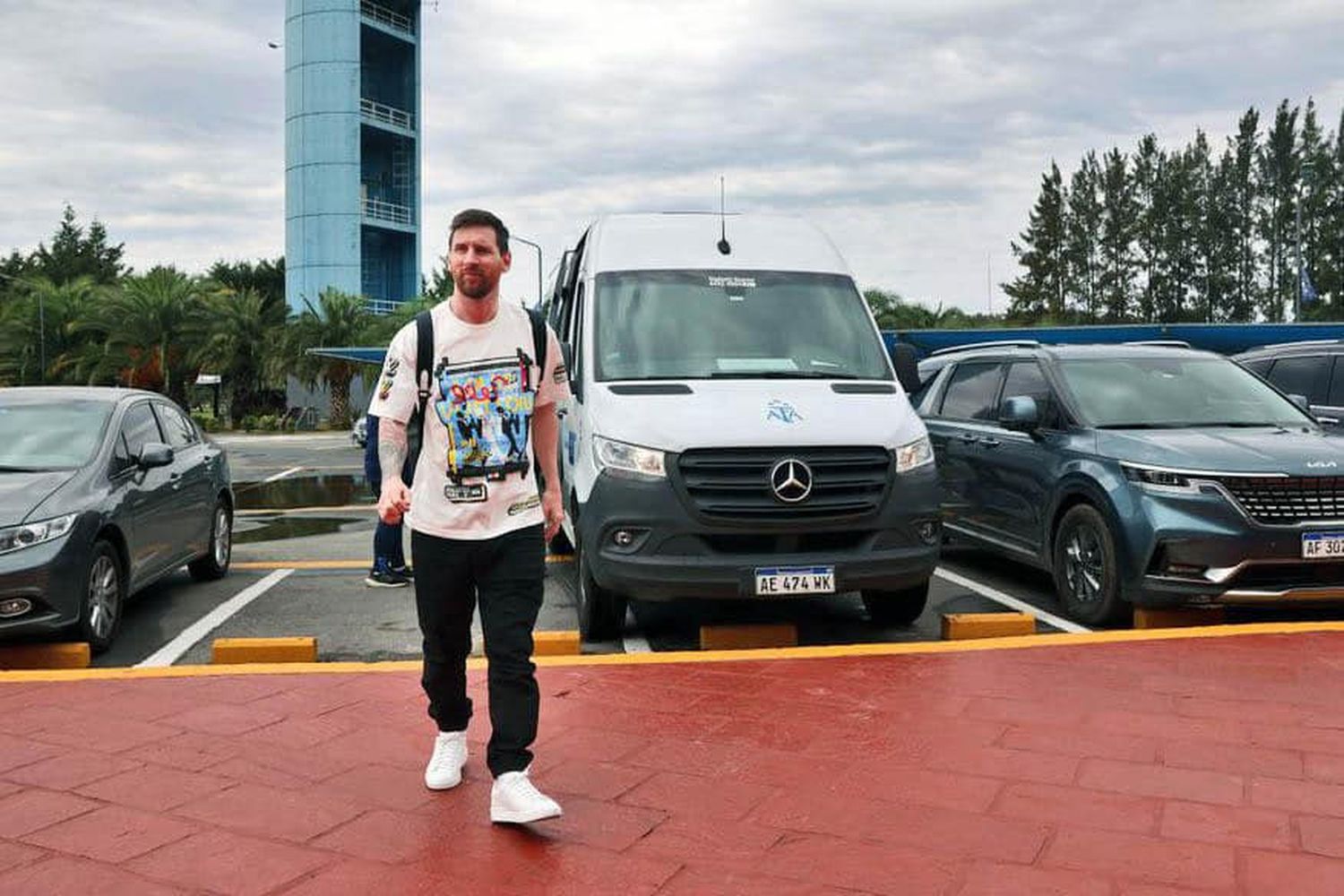 Alerta en el predio de AFA: El joven que se coló en el vestuario y se tomó una foto con Messi es de Azul