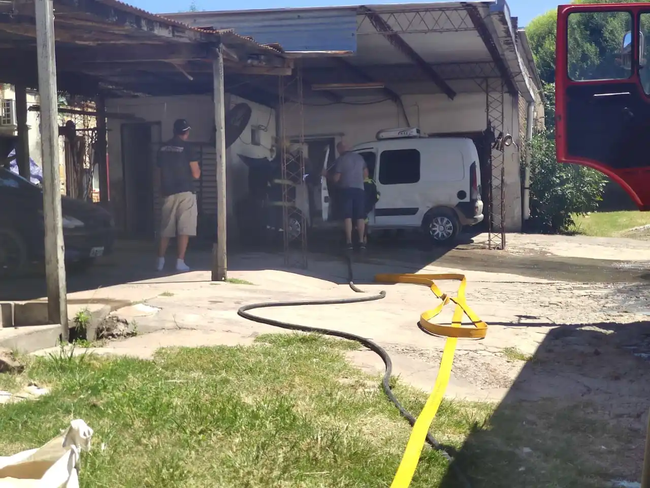 Bomberos extinguieron el fuego en una Kangoo