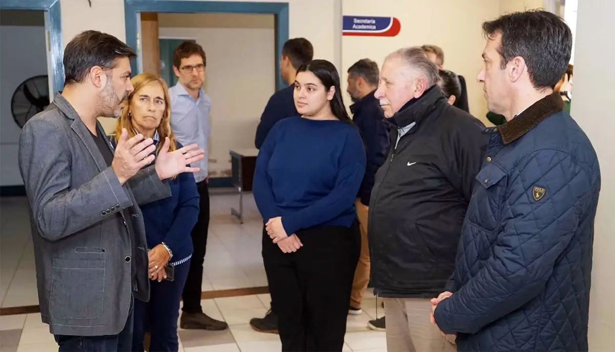 Visita de Rojas y Bianco al Instituto de Educación Superior Río Quequén.