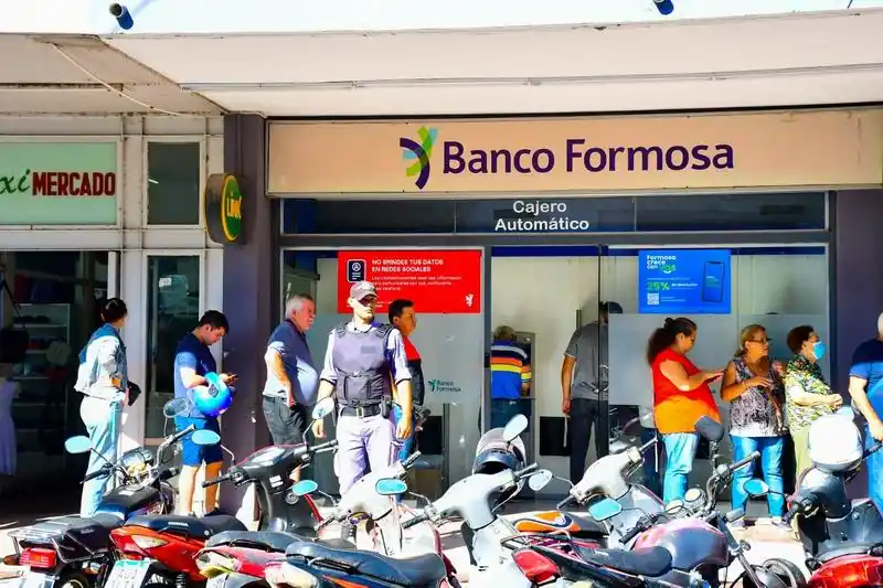 Amplio operativo policial en cercanías
de los bancos y cajeros automáticos
