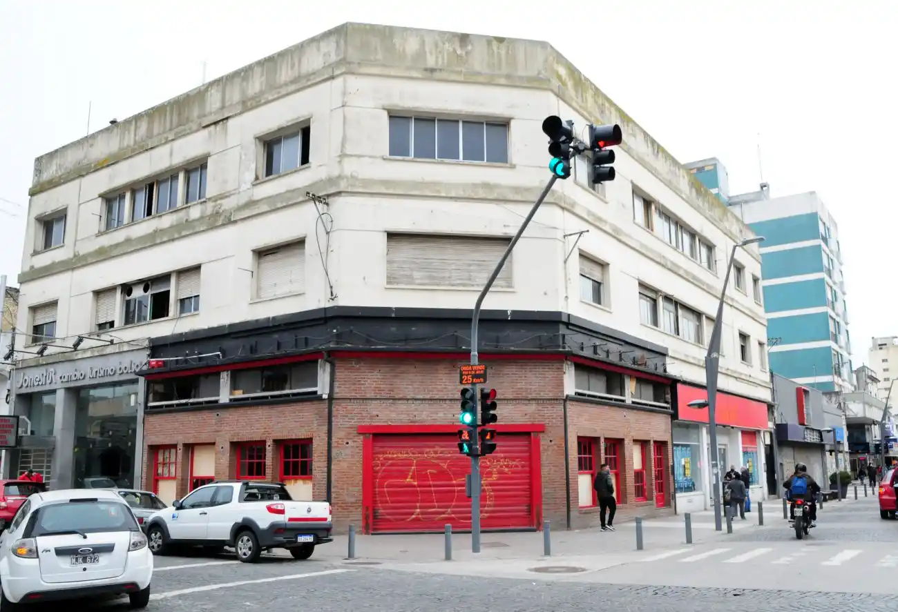 Se inicia la obra que jerarquizará la esquina de  San Martín y la vereda par de 9 de Julio