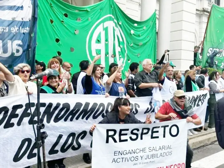 Multitudinaria movilización en defensa de la caja de jubilaciones