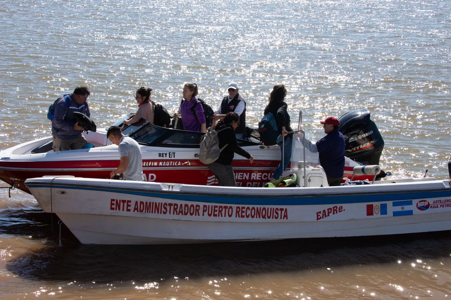 El equipo de salud arribando a la isla.