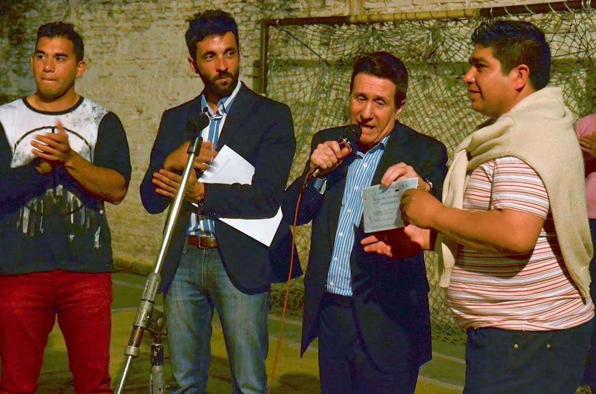 Lanús: Intendente Díaz Pérez entregó $560 mil para un gimnasio