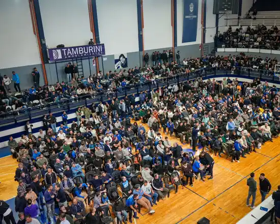 Escándalo en Gimnasia de La Plata: Asamblea terminó con sillazos, trompadas, huevazos y botellazos