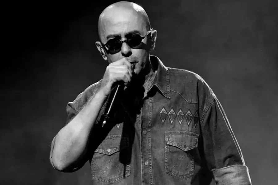 El Indio Solari compartió una foto llevando un bastón y sus fanáticos le dieron su apoyo: “Es para sostener tanto rock”