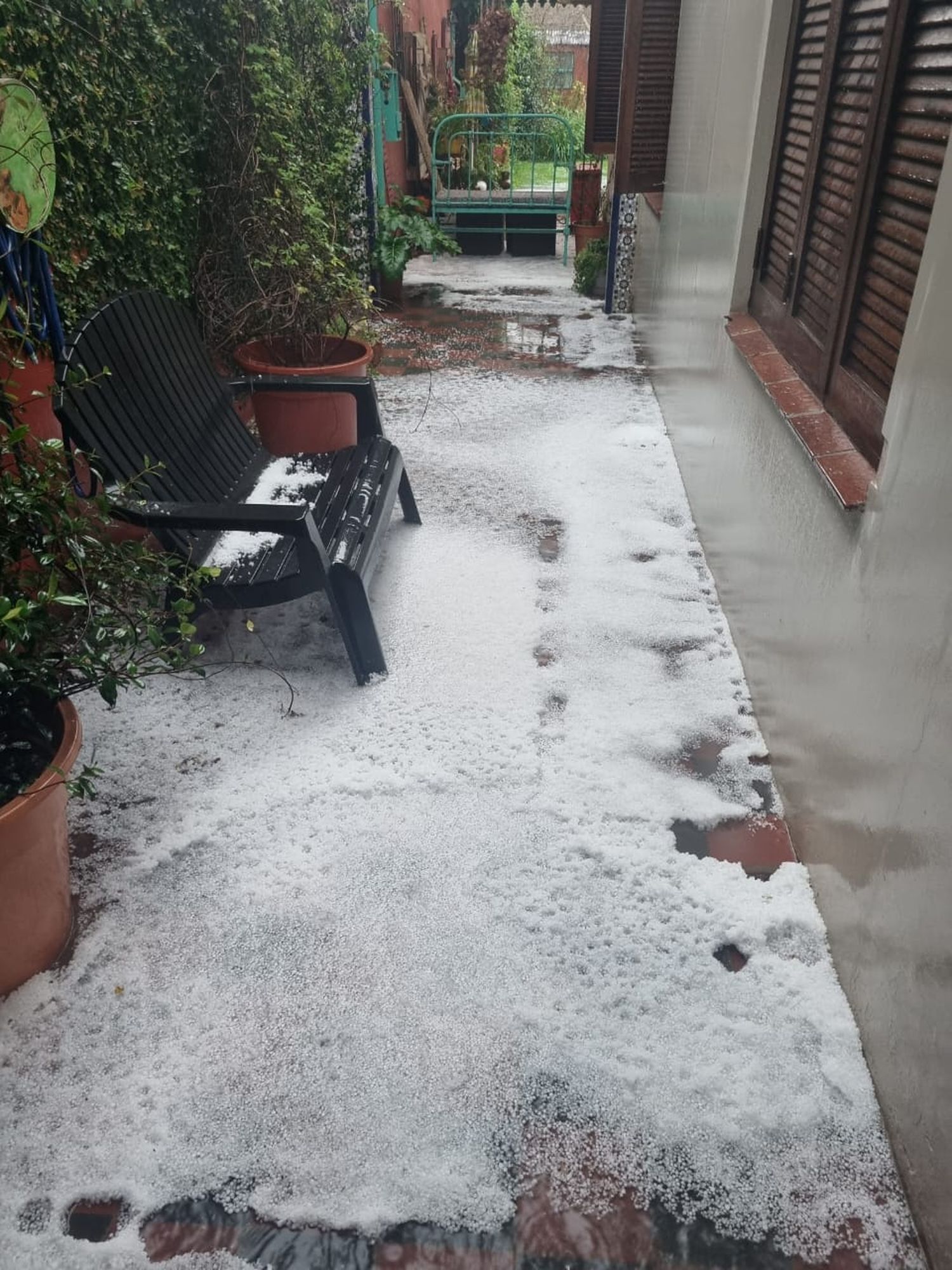 Anegamiento de calles e inundaciones por la intensa caída de lluvia y granizo en la ciudad