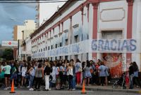 Con emoción, la comunidad educativa de Polivalente le dijo adiós al edificio viejo 