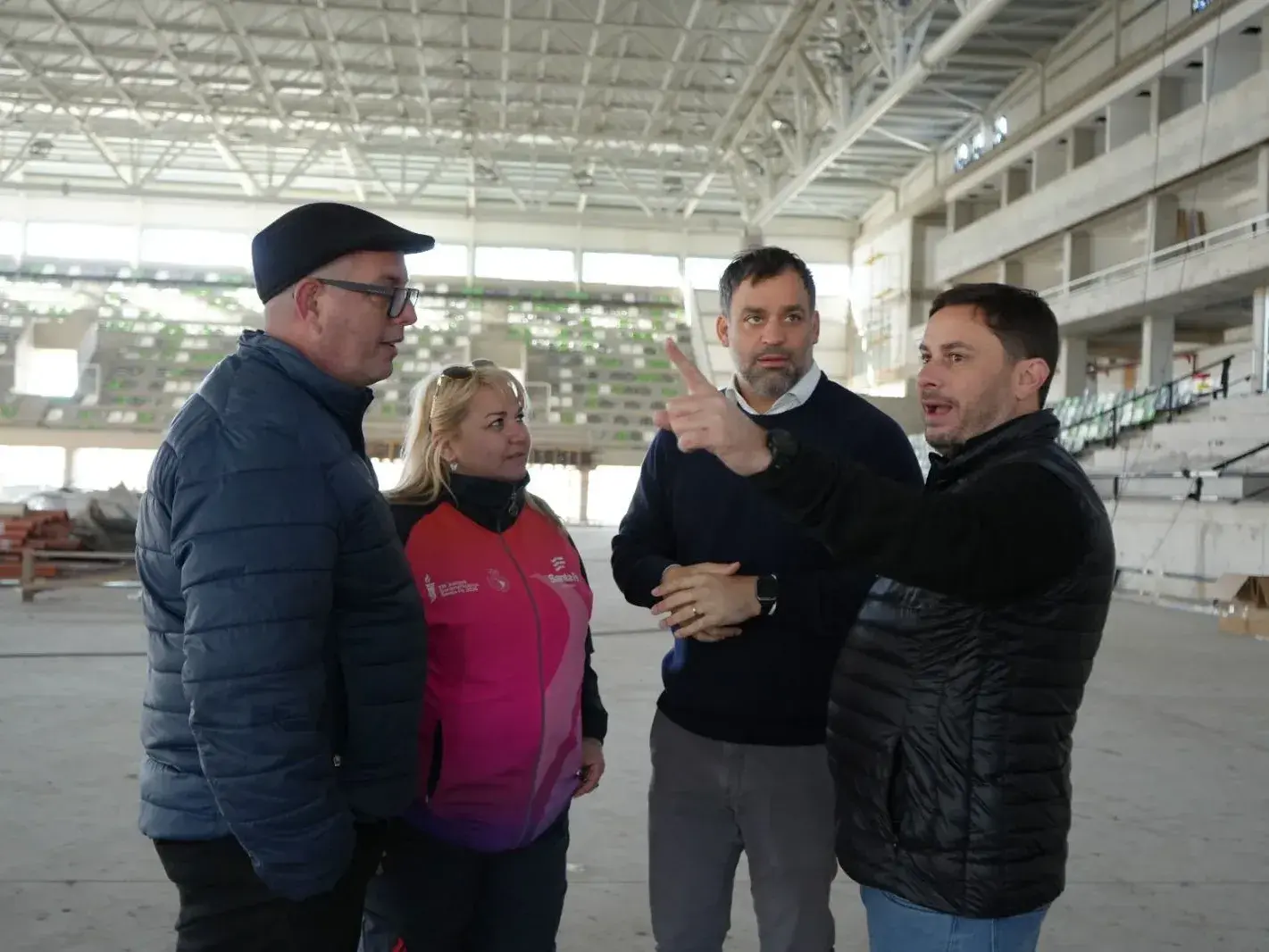 Morel, Ambort y Basso recibiendo el nuevo equipamiento par el Estadio Invencible de Rafaela. Foto: Prensa Juegos Suramericanos