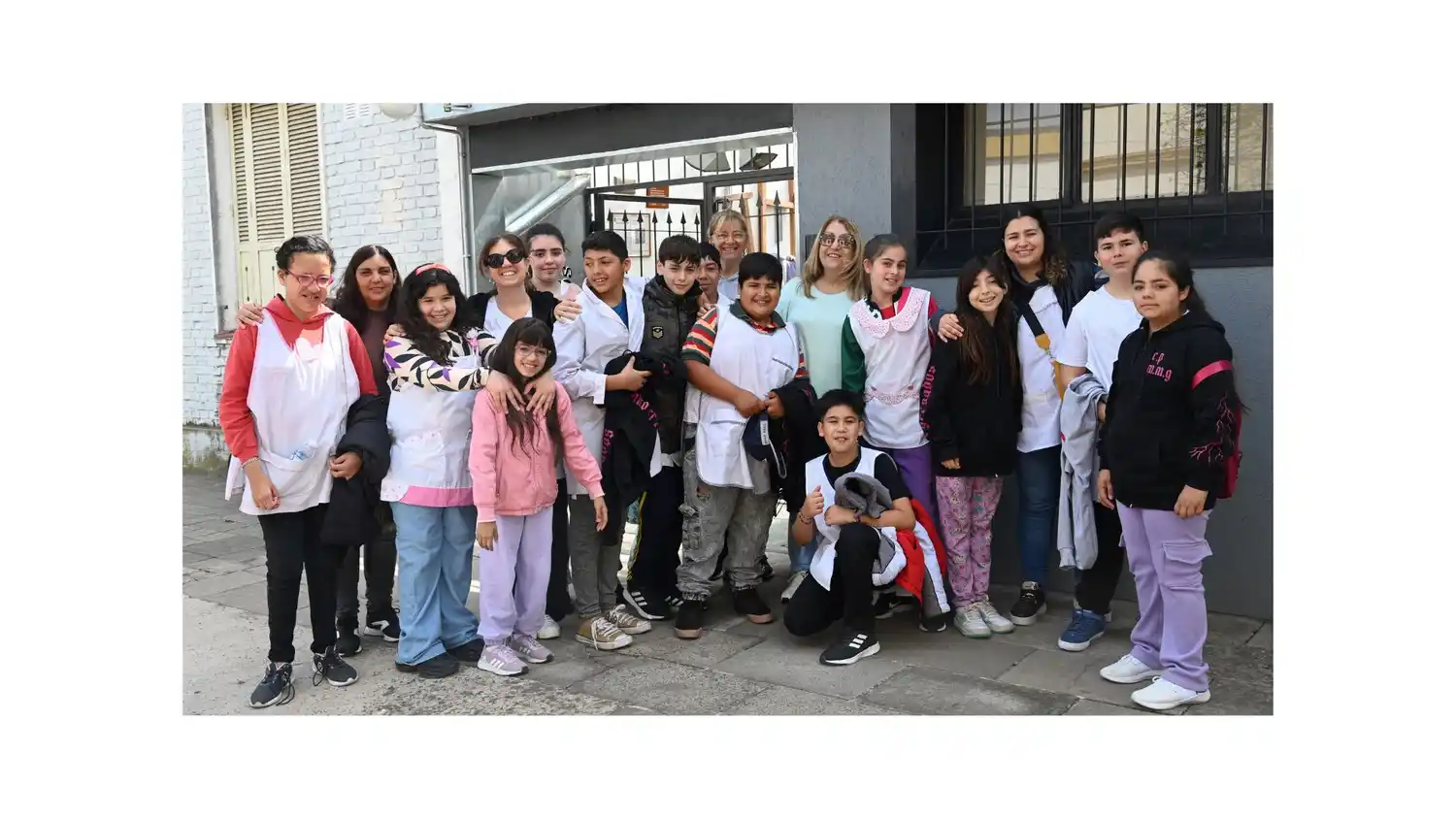 Los alumnos posaron junto a Lili Berardi en la puerta de acceso a La Opinión.