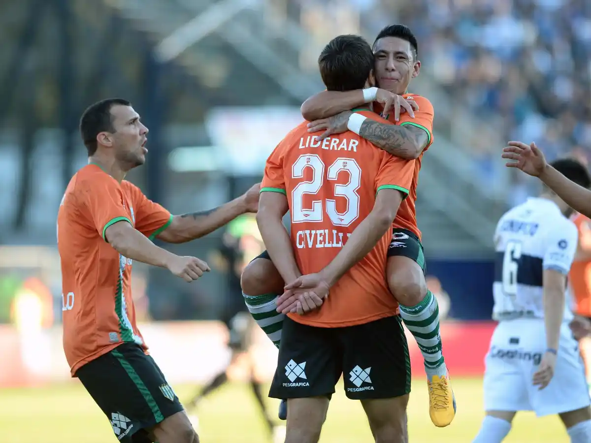 Banfield alimenta su ilusión