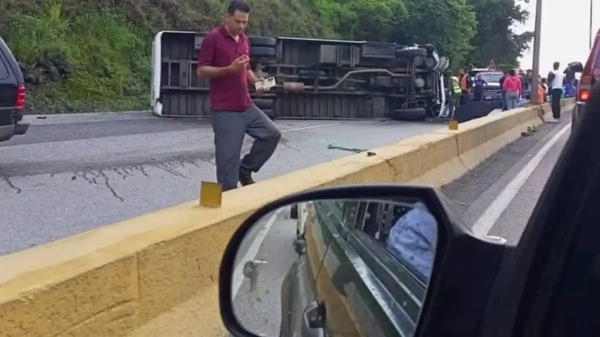 Volcamiento en la Autopista Regional del Centro dejó al menos 17 heridos este #31Jul