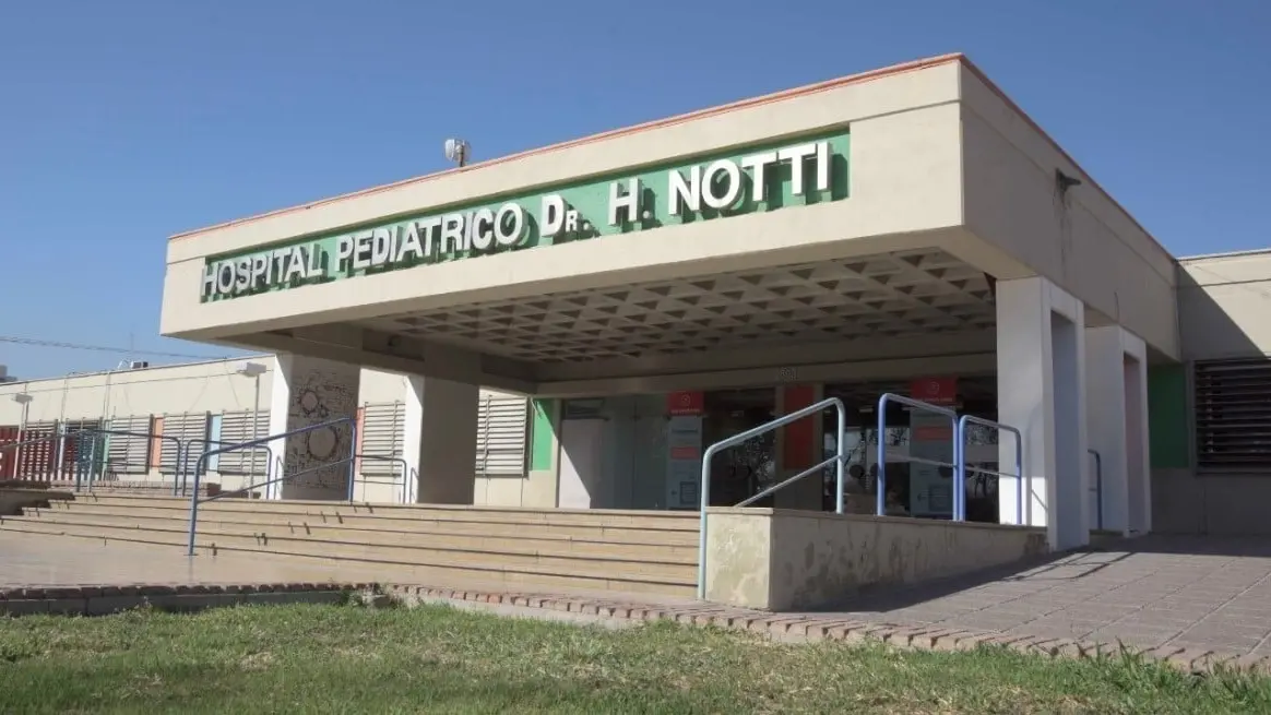 El menor sufrió politraumatismos, la posible fractura de su pelvis y tiene comprometido un brazo.