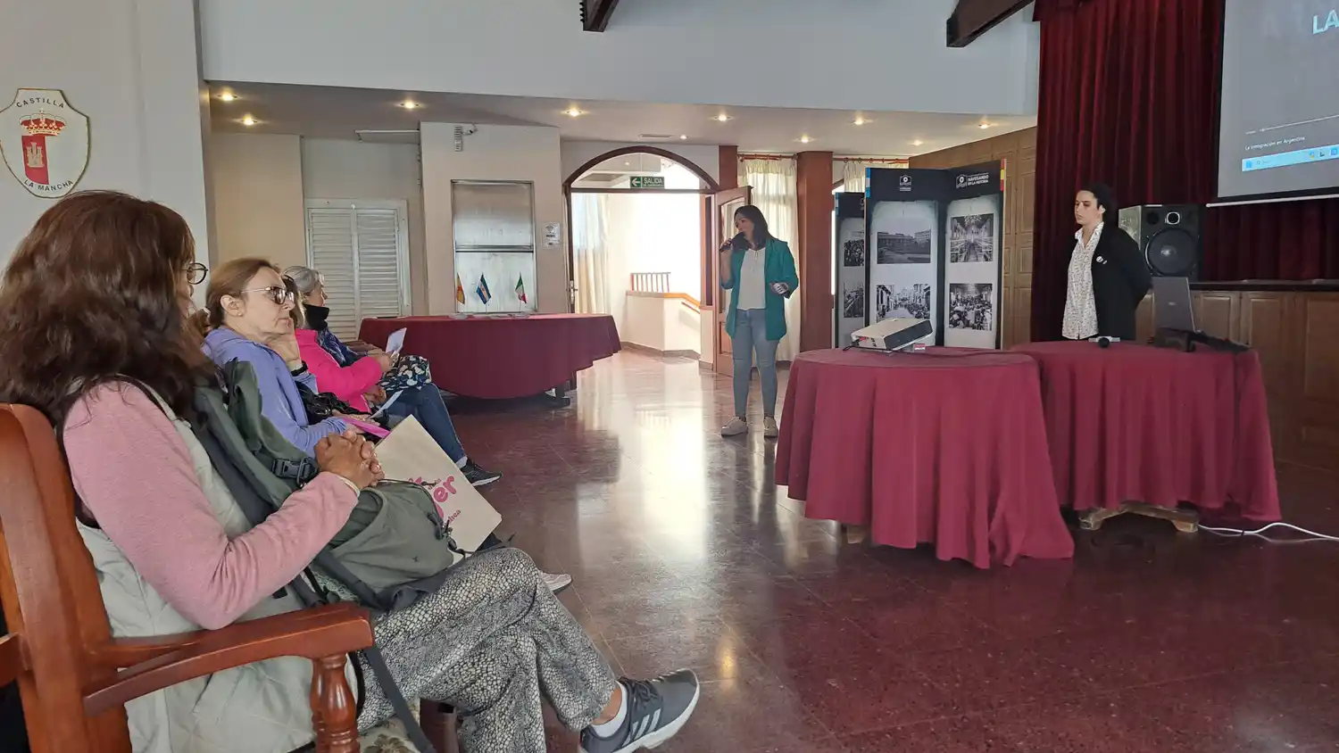 Charla de parte de Manuela y Victoria
