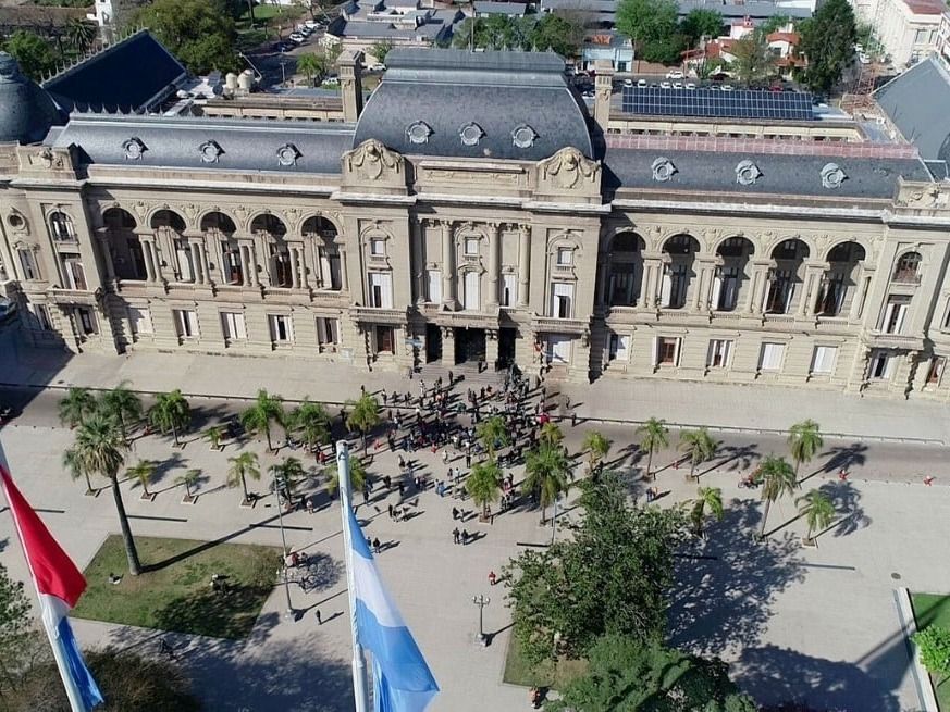 El nuevo sistema impone más control en cada uno de los accesos al edificio gubernamental, con identificación de quien ingrese, y concertación previa en caso de ser un visitante externo.