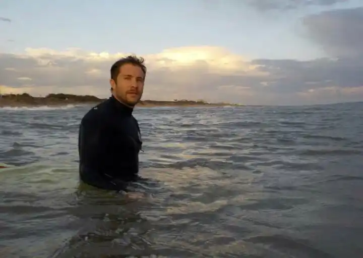 Nicolás «Tacho» Riera surfeando en Quequén